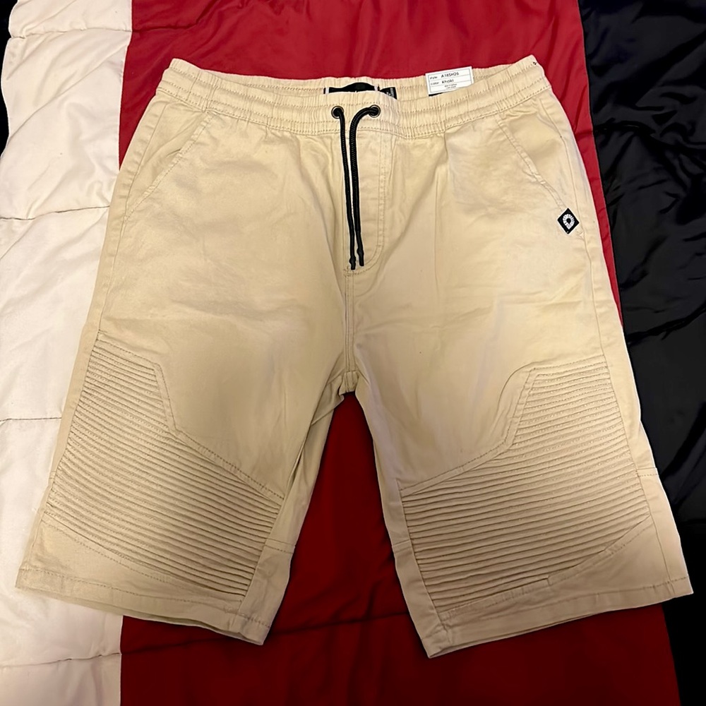 Akademiks Khaki Shorts Size L